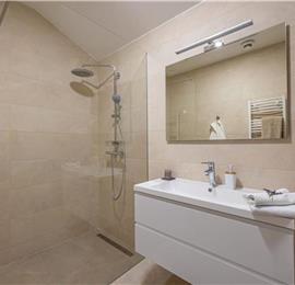 5 bedroom villa with pool near Crikvenica, sleeps 10